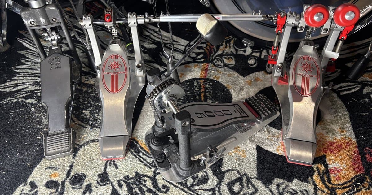 Doble pedal Axis acoplado junto al pedal de bombo DW9000 y al pedal de charles Yamaha sobre una alfombra estampada