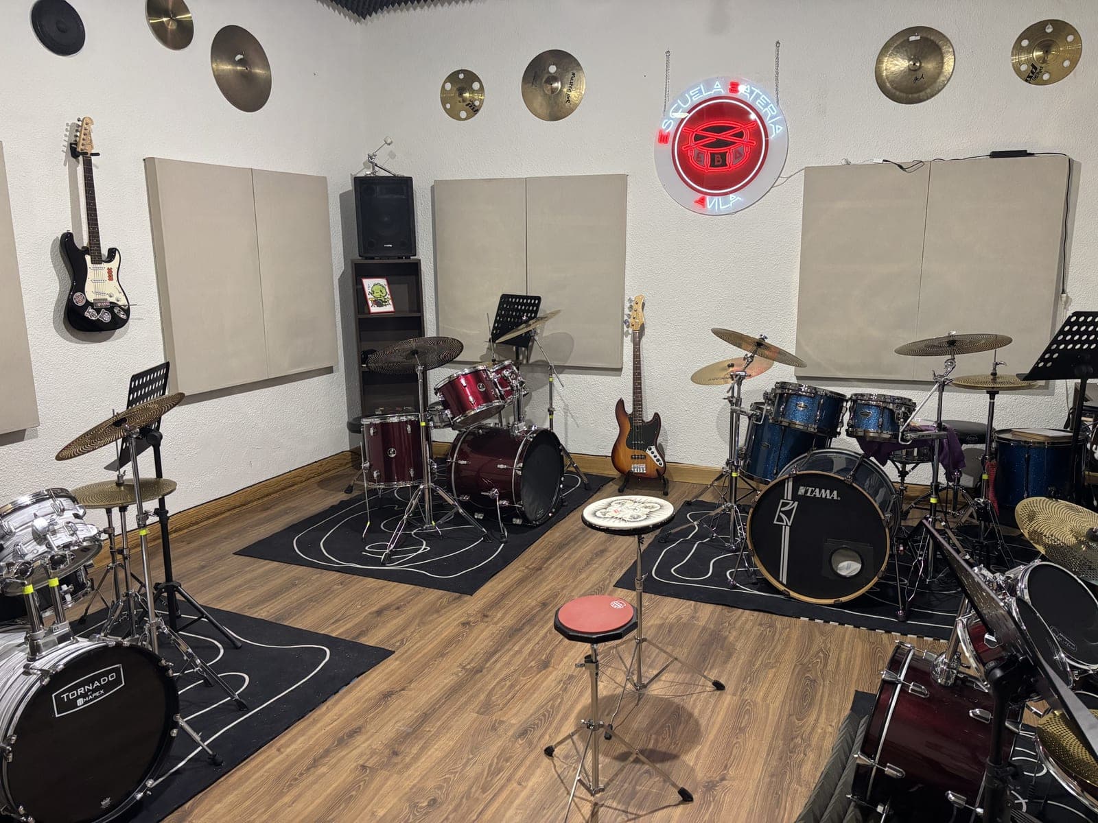 Interior de la Escuela de Batería Avila (EBA)
